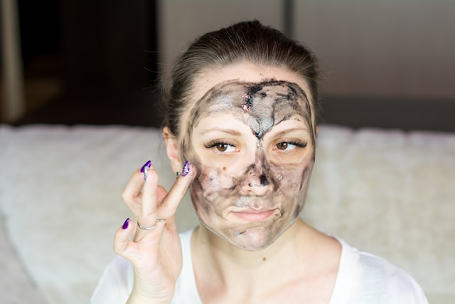 Jak często powtarzać oczyszczanie twarzy za pomocą substancji aktywnych?